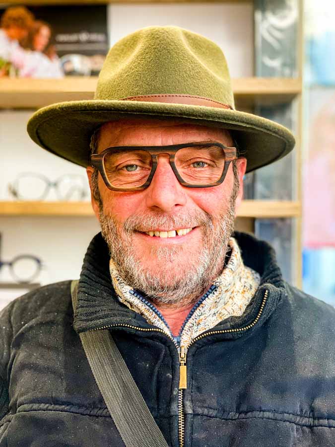 José a choisi une jolie paire de lunettes de chez Clément Lunetier en bois uni : écorce de ronce pour ce modèle et toujours made in France !! 🇫🇷